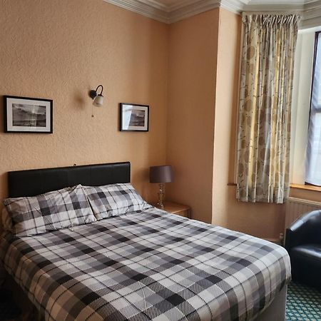 ביסטון Queens Guest House מראה חיצוני תמונה