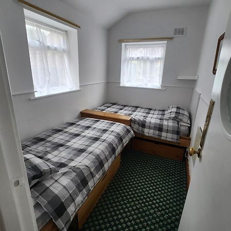 ביסטון Queens Guest House מראה חיצוני תמונה