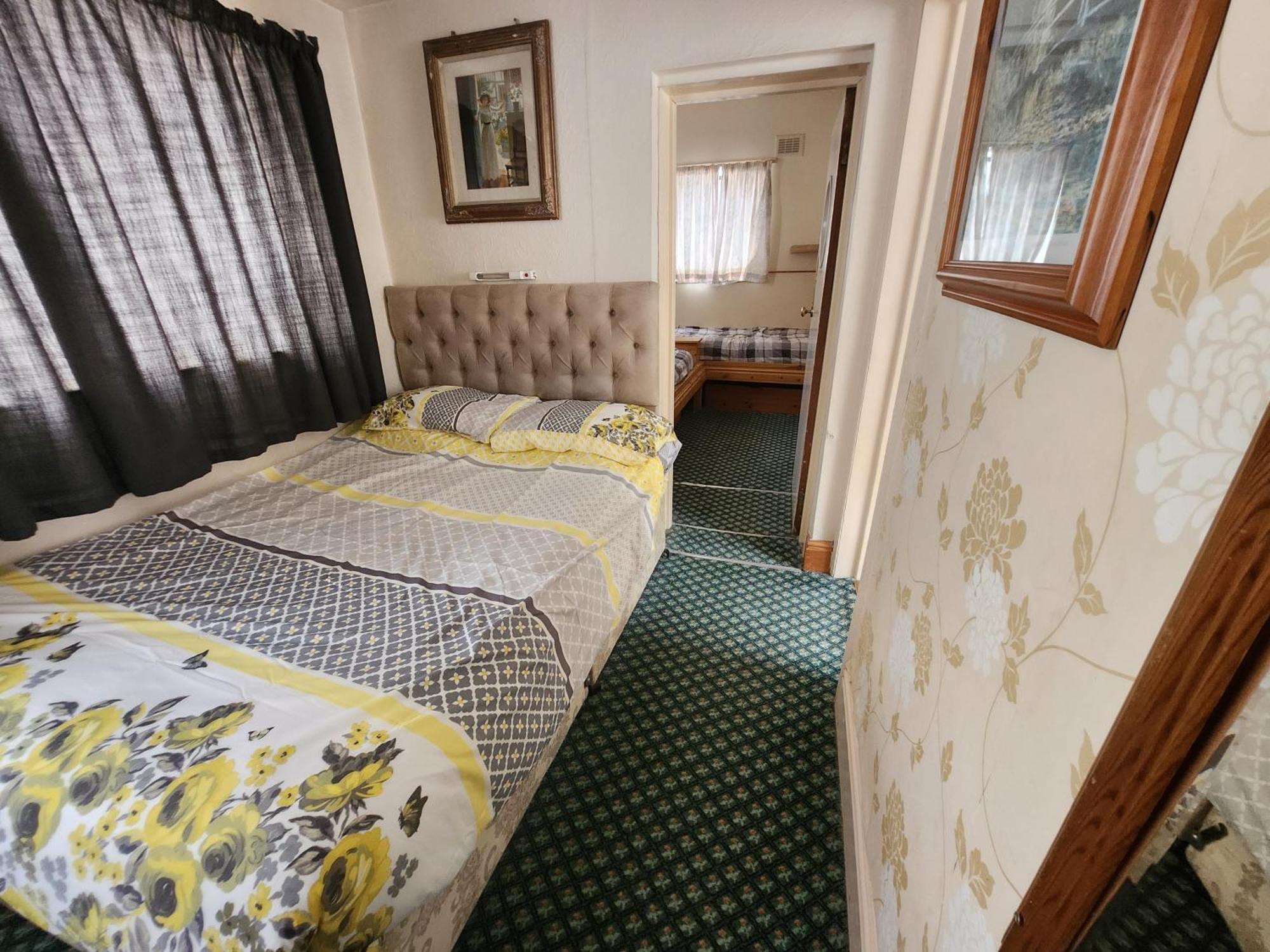 ביסטון Queens Guest House מראה חיצוני תמונה