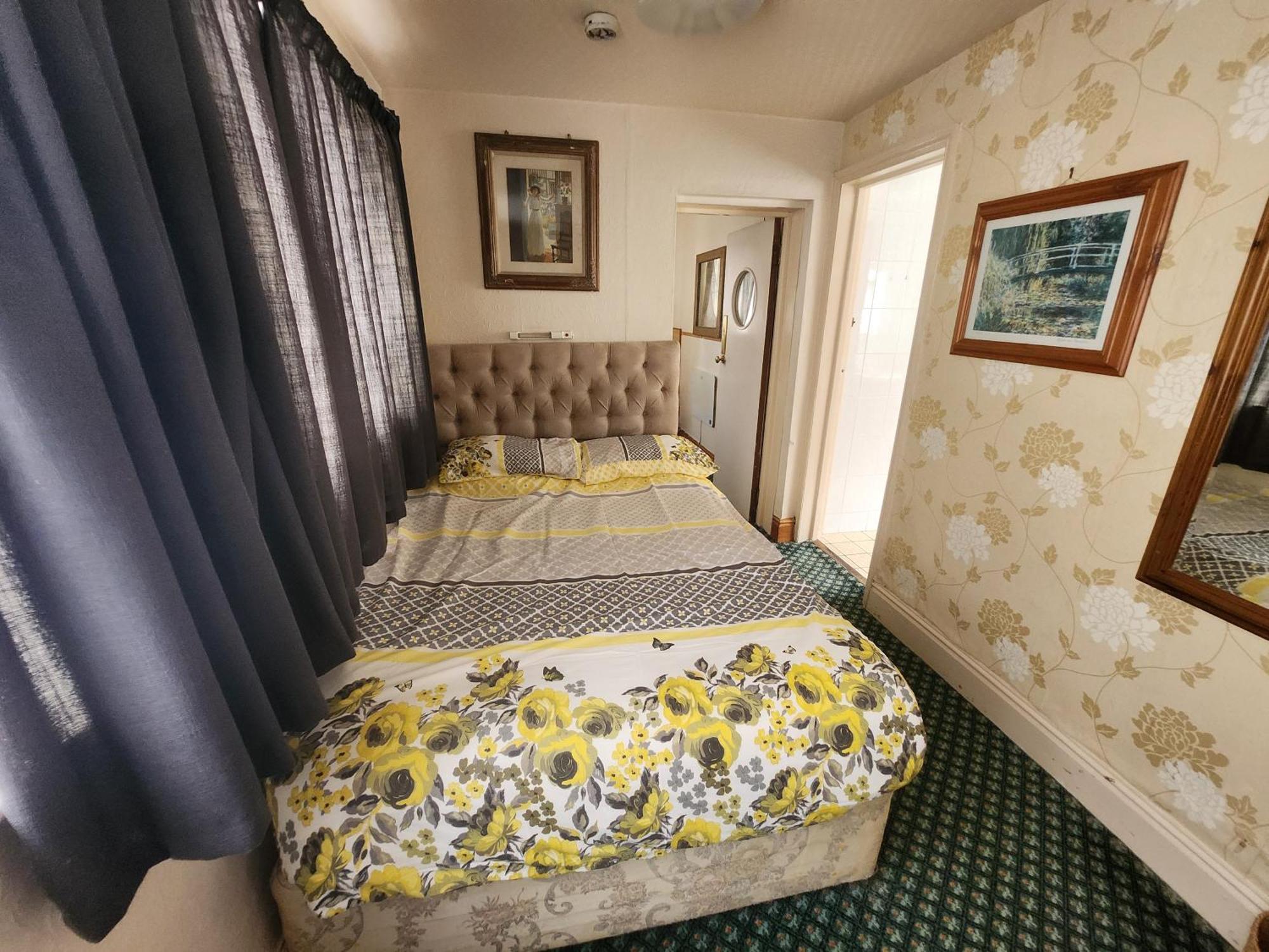 ביסטון Queens Guest House מראה חיצוני תמונה
